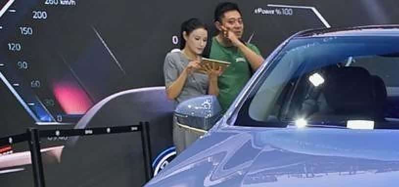 宝马i5纯电动车,车宽1米9,乘坐舒适的同时科技感拉满