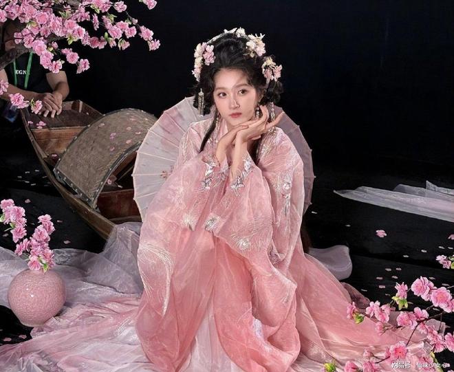 关晓彤王牌粉衣太惊艳！白鹿温柔卢昱晓灵动，鞠婧祎赵露思反差大