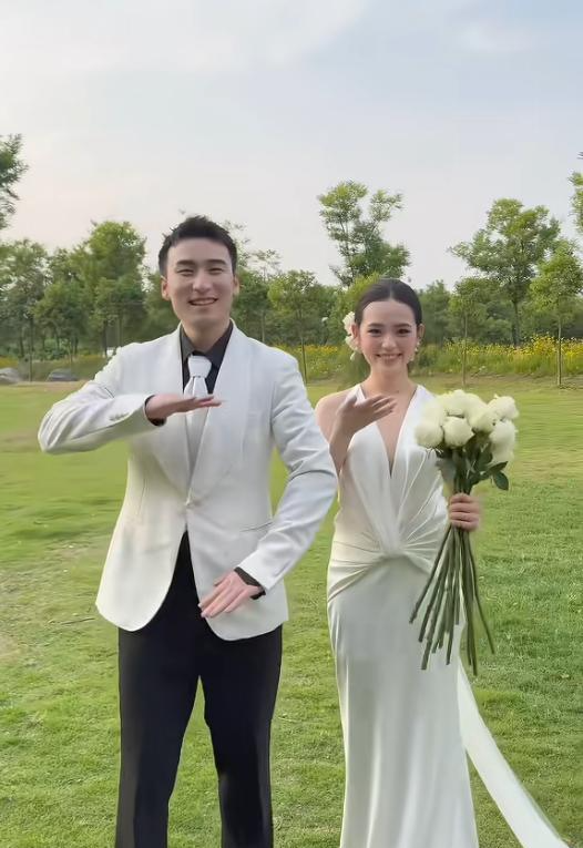 又一对乒坛夫妻大婚,是王楚钦的金牌陪练,妻子退役转行教学博主
