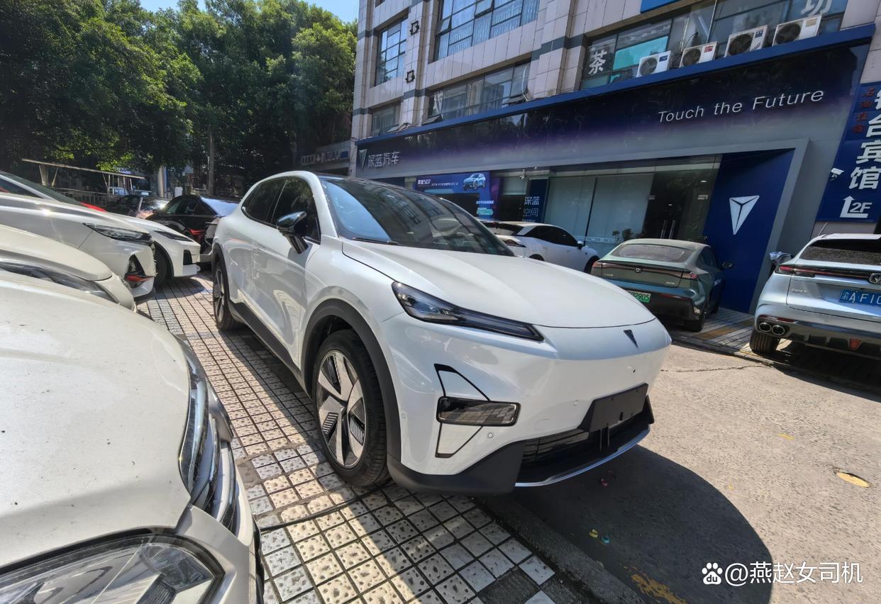 深蓝S05实车到店,大过银河E5+无框车门,配女王副驾+续航510km