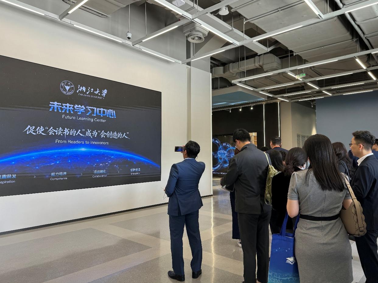 世界数字教育大会嘉宾走进浙江大学:在杭州,AI如何改变大学课堂