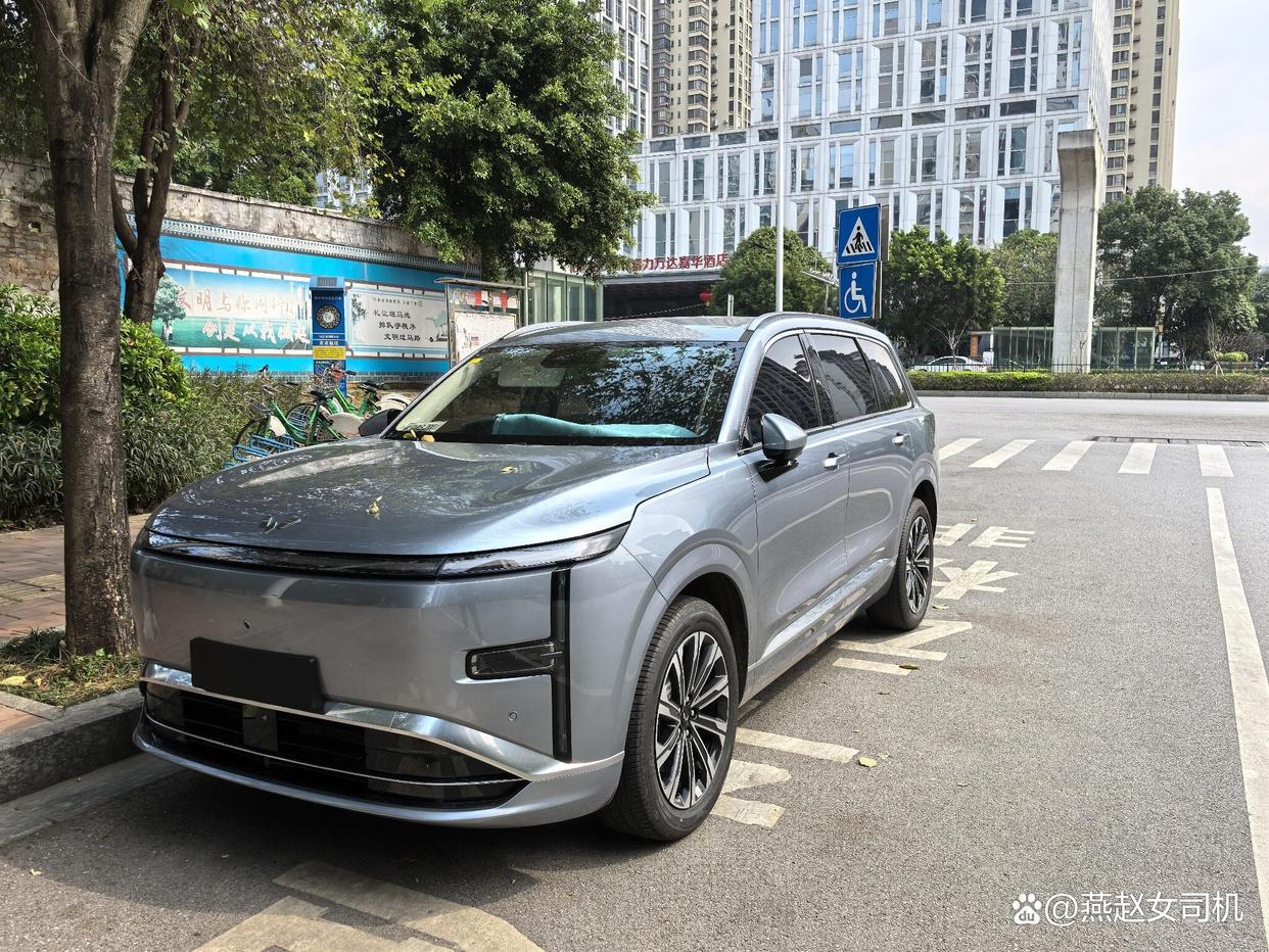 五菱星光L现身街头,大过理想L6+5/6座可选,配1.5L/1.5T插混系统