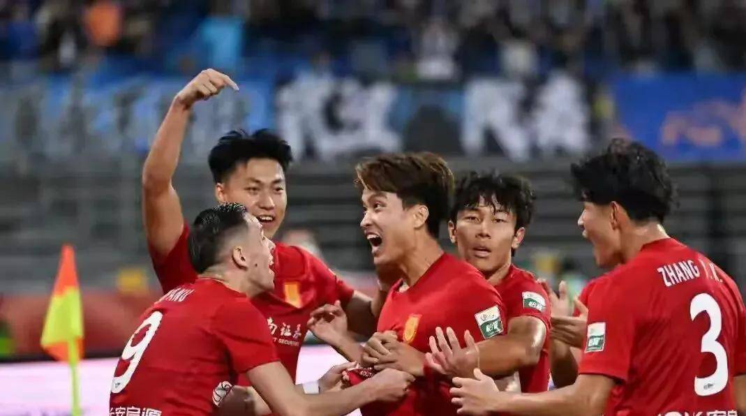 中超疯狂夜!泰山4-1血洗申花,蓉城1-0铁人,7连胜甩开第二名9分