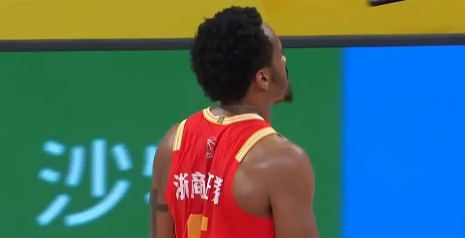 111-102捍卫主场！CBA季后赛：布朗46分封神，孙铭徽三分打散深圳魂