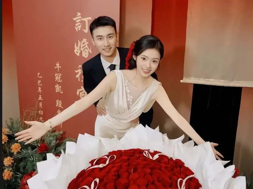 王楚钦好兄弟结婚了，新娘曾是乒乓球选手！球迷们打趣：好兄弟都结婚了，大头还在练球