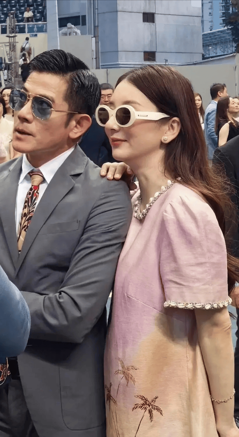 方媛接俩女儿放学后逛超市，孕期仍穿厚底鞋，独自带俩娃真不娇气_孩子_郭富城_妈妈