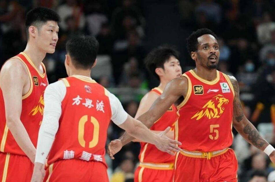 广厦男篮91-67大胜山西，孙铭徽复出胡金秋险受伤，半决赛对阵深圳男篮