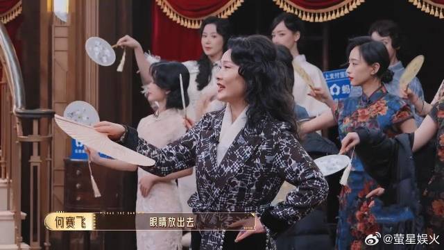 何赛飞太优雅了，指导女演员穿旗袍拿扇子姿态，风情万种好迷人！