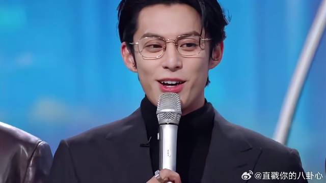 王鹤棣携剧组回归好六街，眼镜一戴秒变霸总，帅飞了