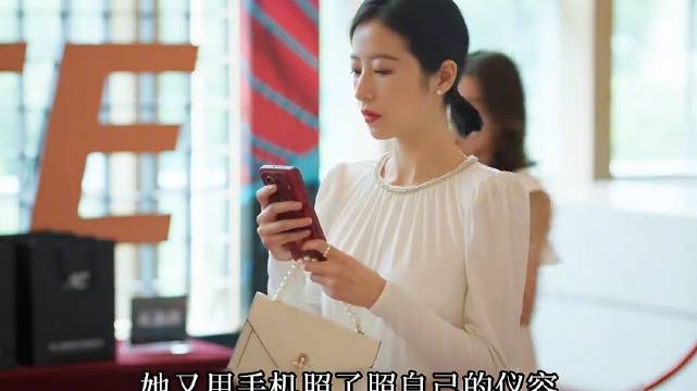 女人参加公司年会，遭到领导灌酒，幸亏阳光男孩及时为她解围