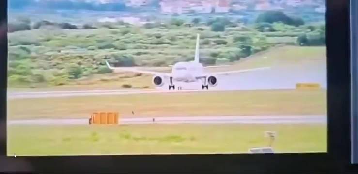 克罗地亚航空A220-300起飞失败偏离跑道，全员安全