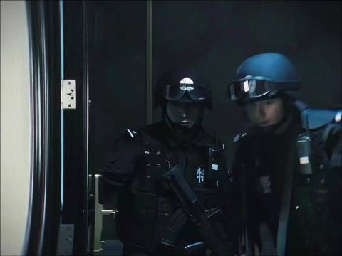 “出身权贵之家，特警见了也要立正敬礼”