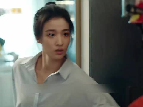 女子开门遇十年前男友现身