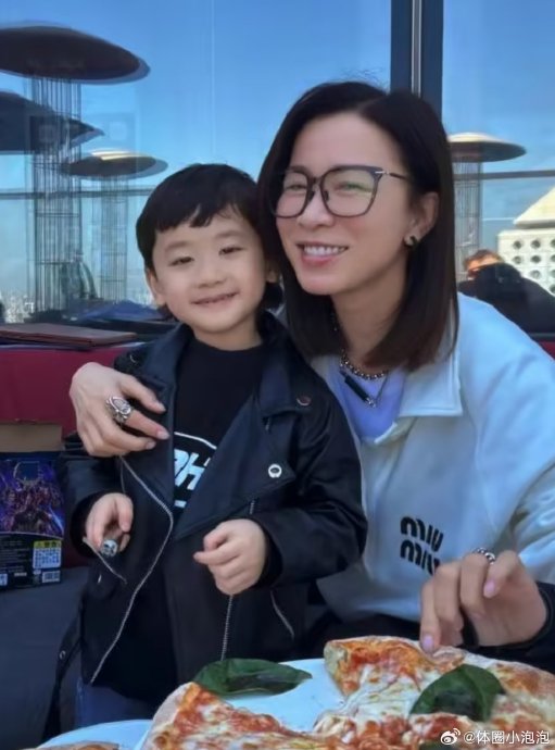 佘诗曼如何形容自己与众多干儿子、干女儿的相处模式？
