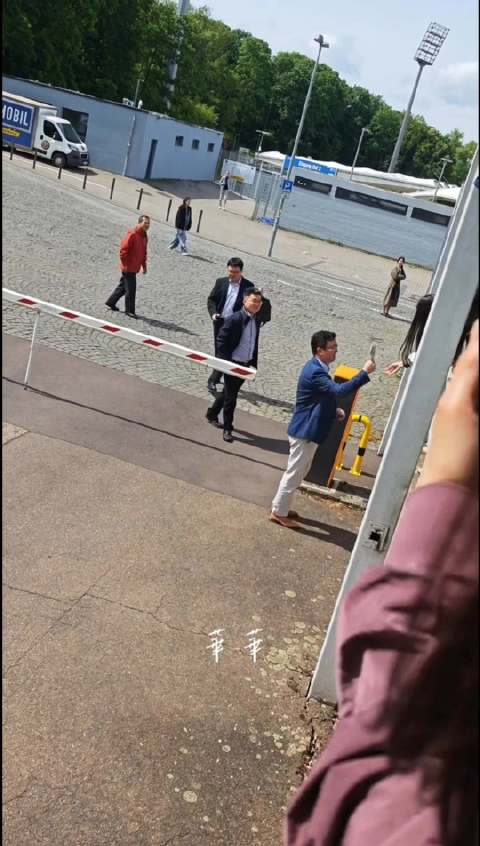 法兰克福总领事欧冠决赛现场为樊振东助威，球迷暖心应援