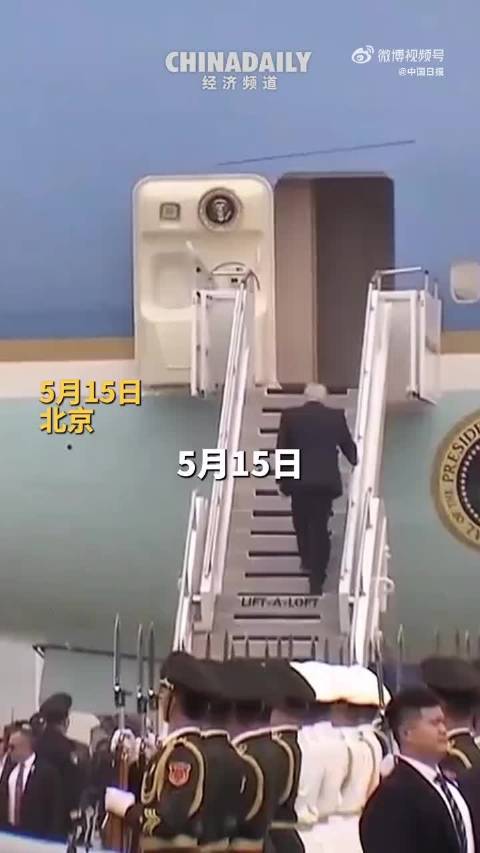 坐在马斯克和库克中间的企业家是谁