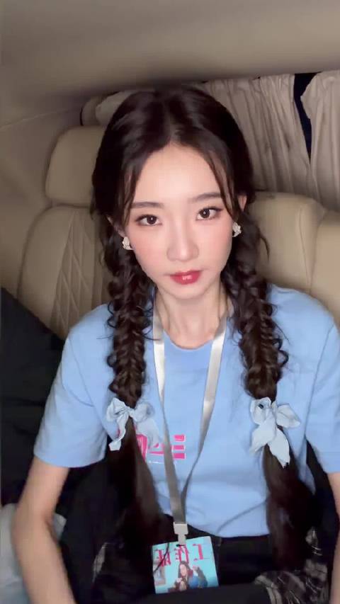张艺凡清唱配乐手势舞全开麦从容献唱