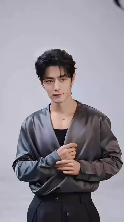xz风遇少年，光落眉眼，@肖战 幕后花絮氛围感满分，从容雅致，自成风景