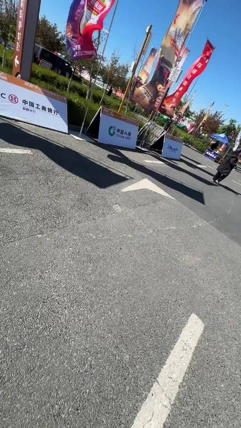 张艺兴现身环塔拉力赛 ，艺兴轻点帅 把外国小姐姐都迷得语无伦次了！