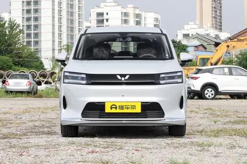 三套动力+电滑门，五菱星光730凭什么这么火？为人民着想的神车！