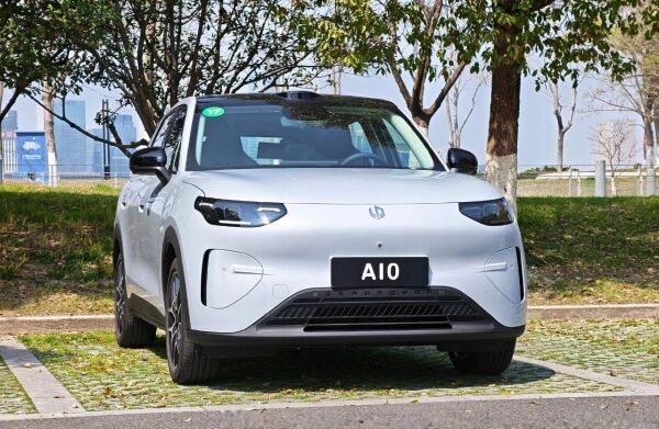 十万内续航、配置最顶的小车?小评零跑A10