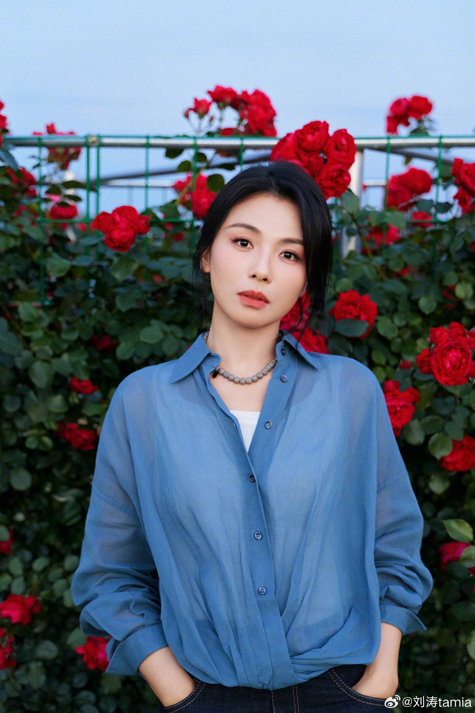 刘涛最新动态：满墙红月季+初夏气息，人比花娇