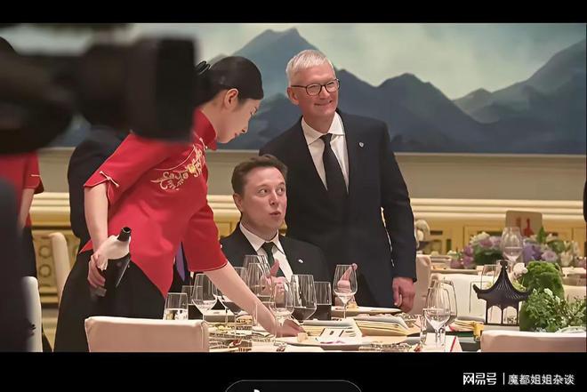 晚宴上,马斯克最放松喝得微醺,一直在搞怪,感觉像回到家一样