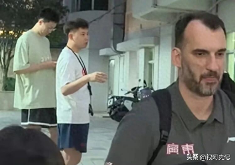 广东男篮动态：杜锋行程曝光，胡明轩又全年无休，杜润旺确定手术