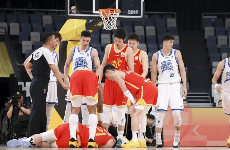 胡金秋伤势官宣！骨头韧带没事，只是拉伤，应该问题不大！—顶端新闻