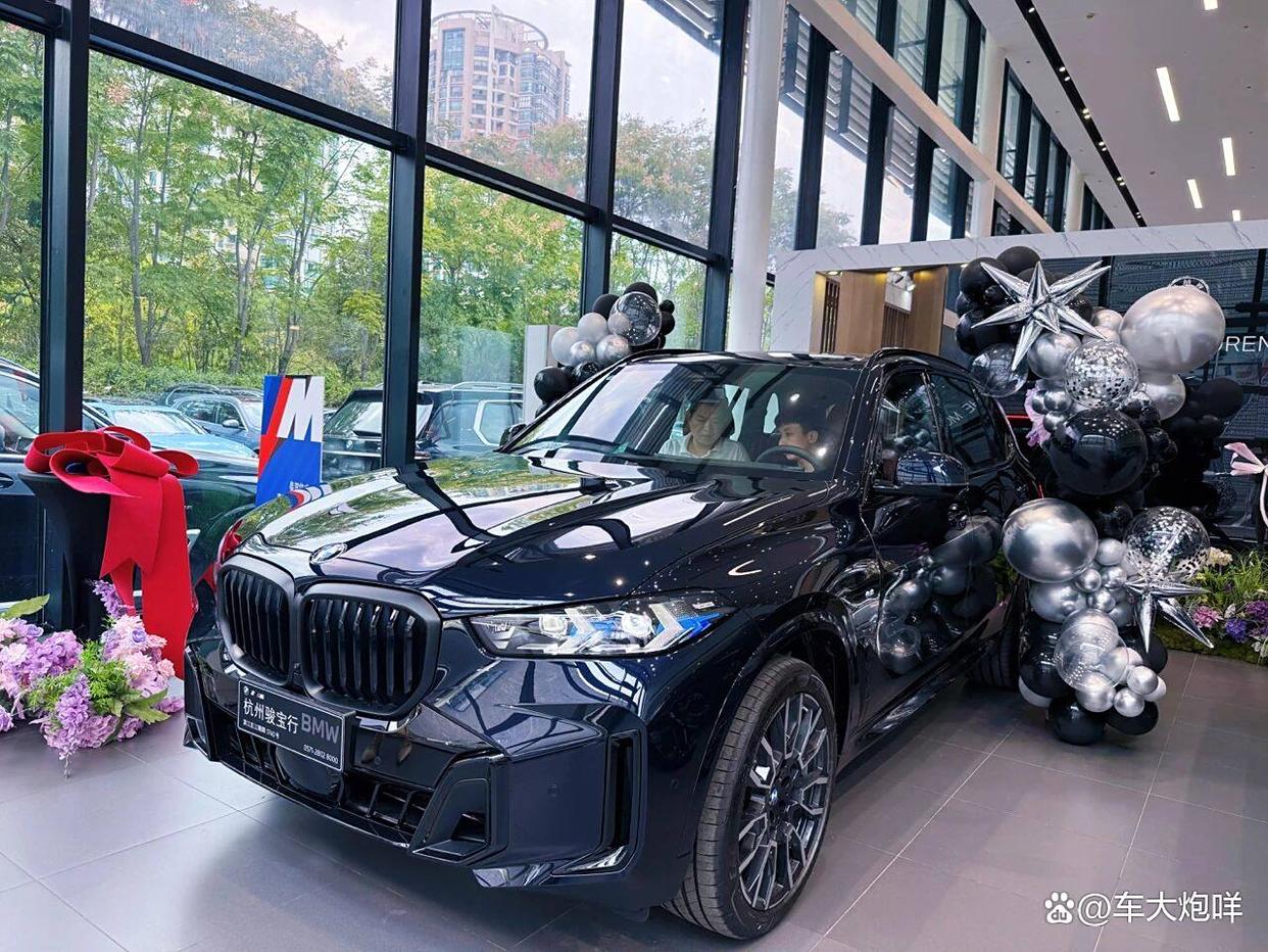 可以提车了!2026款宝马X5到店交付,全系曜夜套装,61.5万元起售