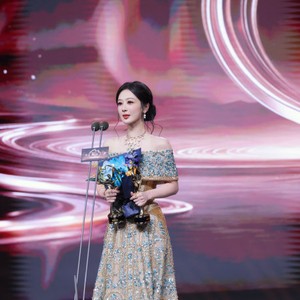 杨紫凭《生命树》获年度口碑演员!代雷佳音领奖幽默喊话