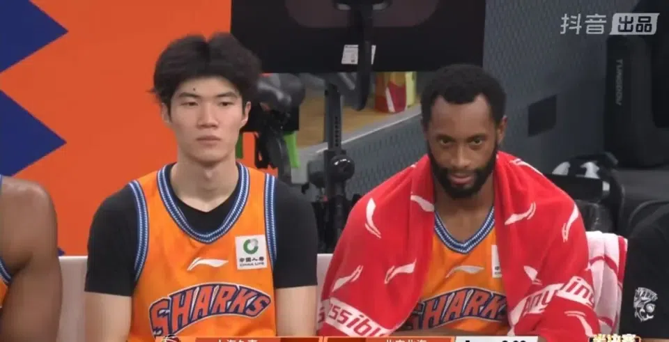 周琦3犯没人敢打？上海主场被掀翻！26连胜终结，京媒爆出上海最扎心真相