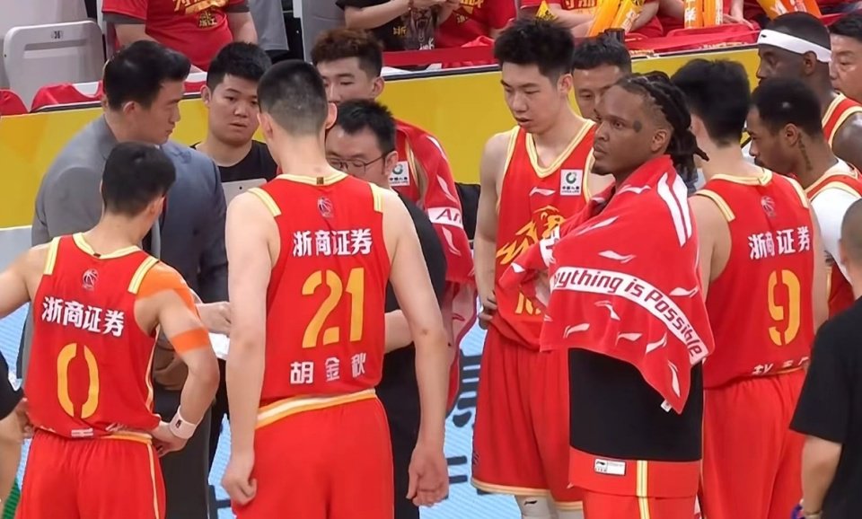广厦111-102击败深圳，布朗46+7胡金秋20+8 贺希宁11中3史密斯伤退
