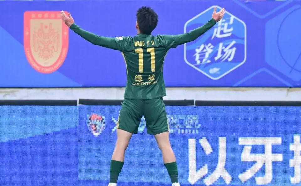 王钰栋终结五场进球荒!进球被吹仍轰出世界波，复刻C罗SIU庆祝尽显激情_浙江队_托利奇_比赛