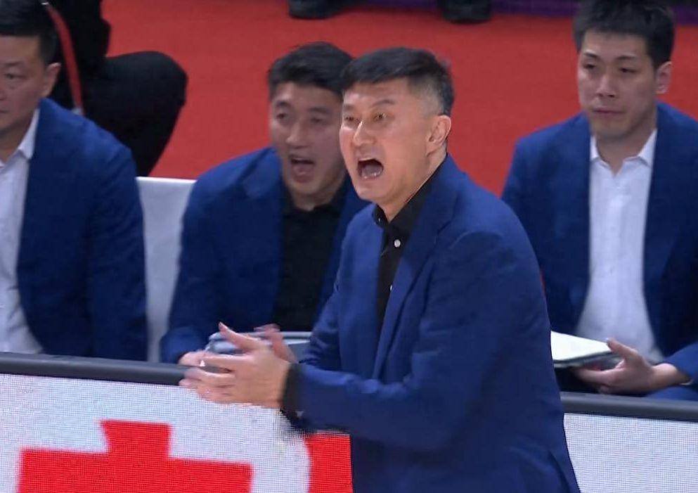 记者问，上双塔是保留的一个绝招还是临时想到的？杜锋嘿嘿一笑…