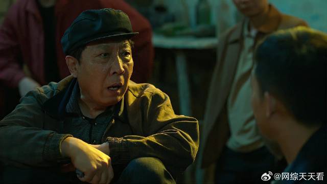 见大侄子当上刑警队长 村主任想出一招，连忙把他爸叫来