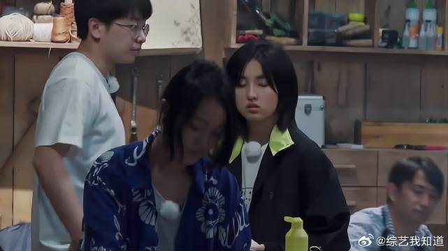 周迅在洗碗，妹妹却不敢上前，这气场太强了