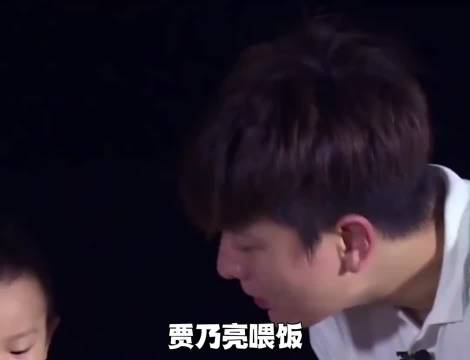 贾乃亮带娃喂甜馨吃饭这段简直在渡劫