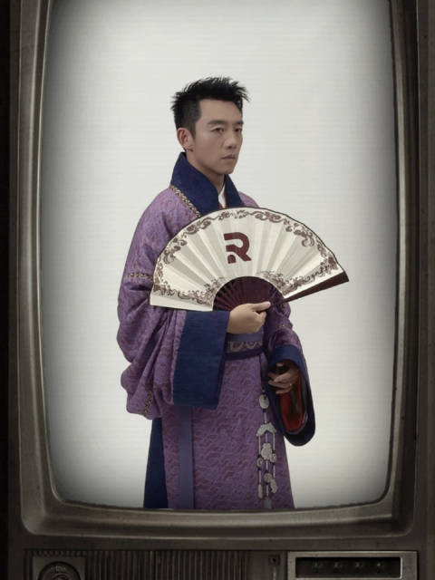 郑恺邯郸开跑造型帅气亮相