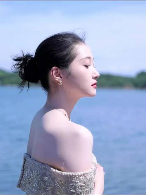 关晓彤今日活动造型预告 鎏金露背裙 好美好贵气