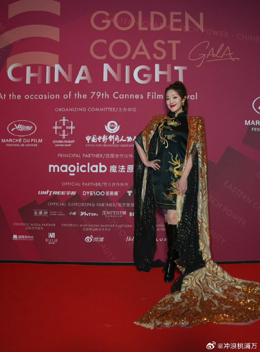王小玮在戛纳中国之夜演唱的《英雄》等节目，现场反响如何？