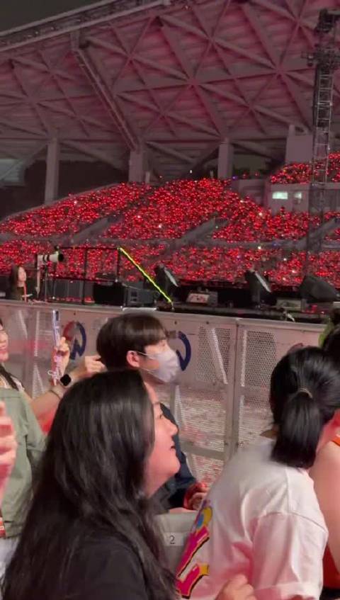 俞灏明请假看陈楚生演唱会，两人互动比心说爱你
