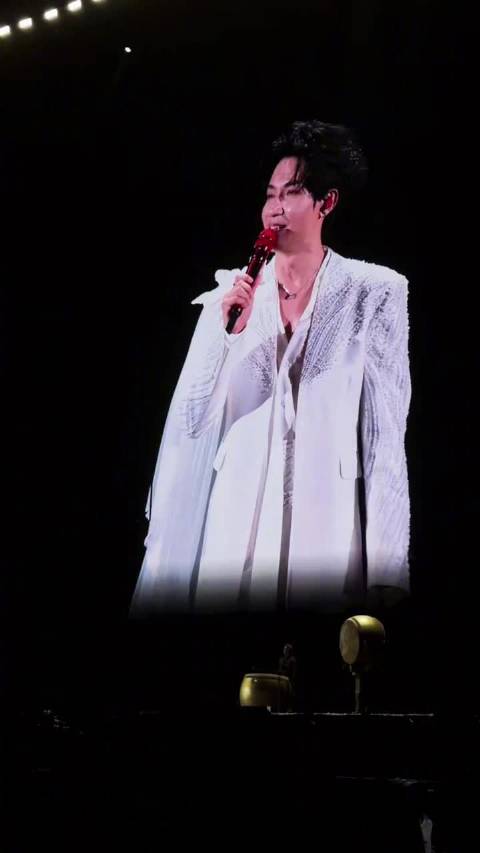 俞灏明现身陈楚生演唱会,两人互动亲密