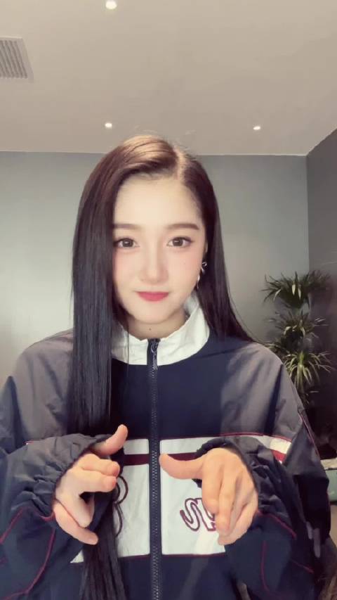关晓彤发文致敬青春与野心