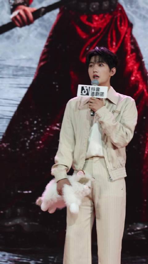 杨洋回应雨霖铃打戏出圈：“就像打怪通关一样，惊喜和挑战并存”