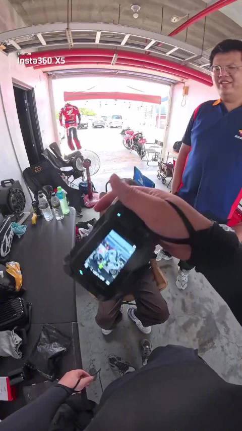 阮经天现身大鹏湾赛车场穿赛车服显亲和
