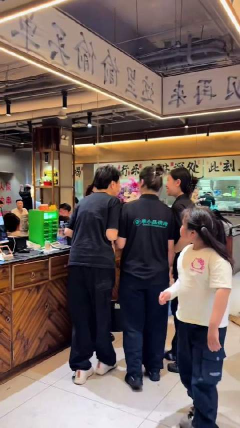 演员张凯丽连续三日光顾淄博烧烤店