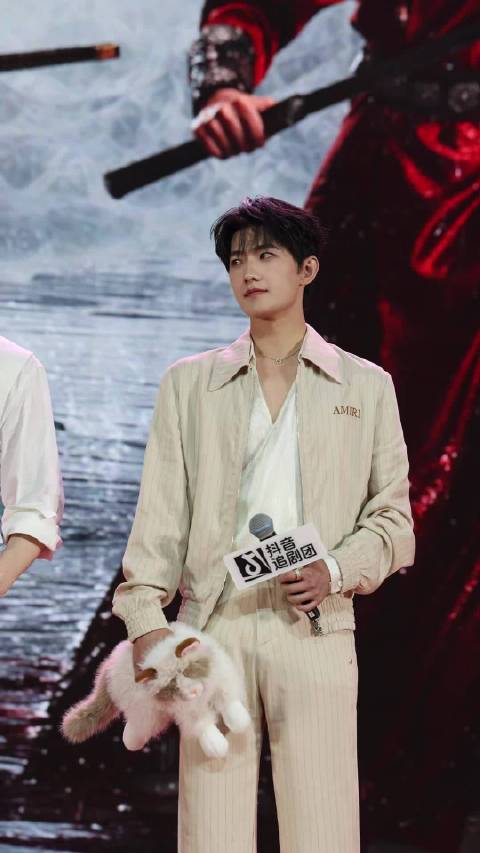 杨洋回应雨霖铃展昭打动人的点：“他扛下很多，也藏了很多”