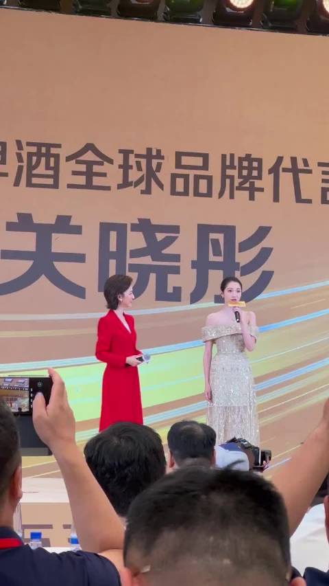 谁懂啊关晓彤这个肩颈线是拿尺子量的吧！