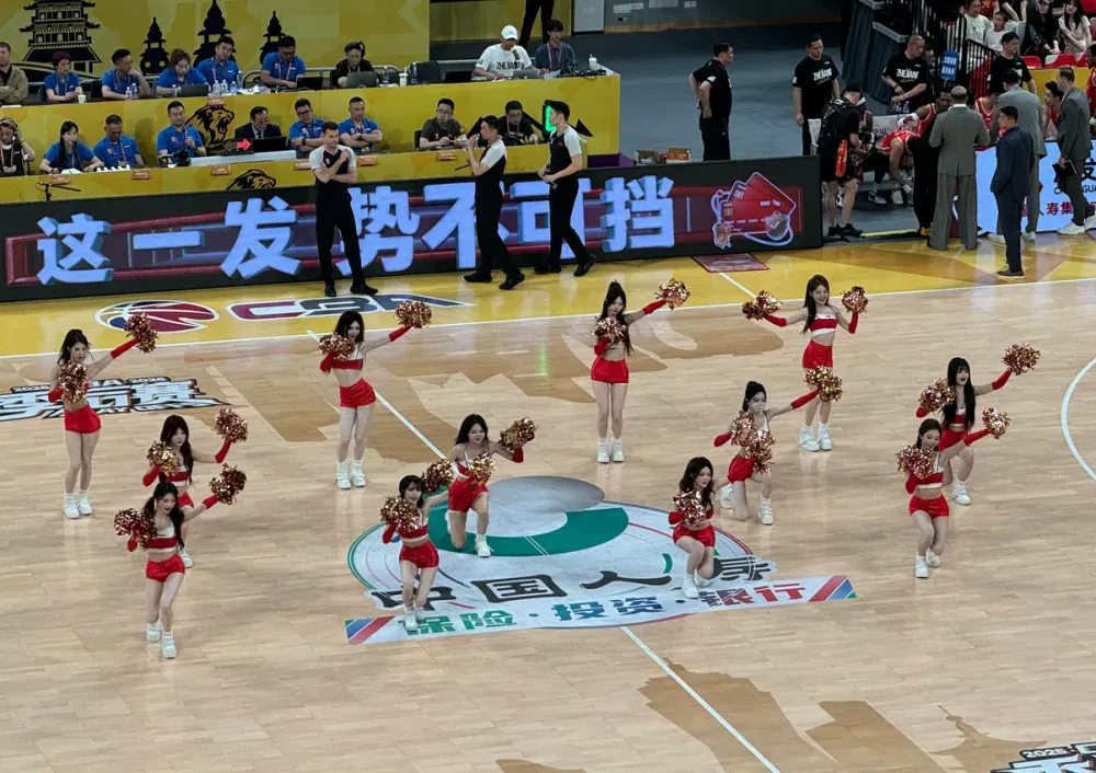 布朗30分！广厦胜深圳2-0取赛点 胡金秋末节9分孙铭徽受伤后回归
